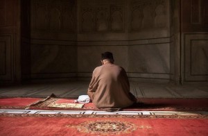 صورة لرجل ينتظر داخل المسجد.