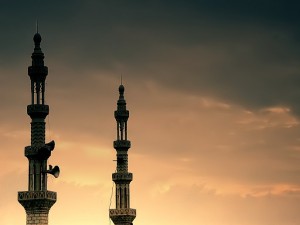 صورة لمئذنتي مسجد.