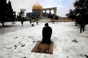 رجل يصلي في العراء على الجليد - أحكام الصلاة في الشتاء