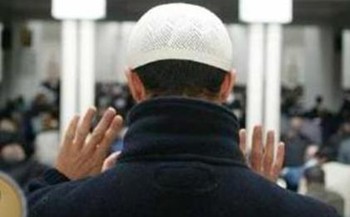صورة لرجل يكبر تكبيرة الإحرام في الصلاة.