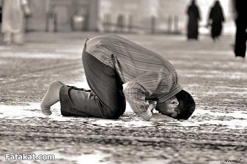 صورة لرجل يسجد أثناء الصلاة.