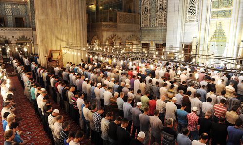 هل الأفضل صلاة التراويح مع جماعة المسجد أم الصلاة منفرداً في البيت؟