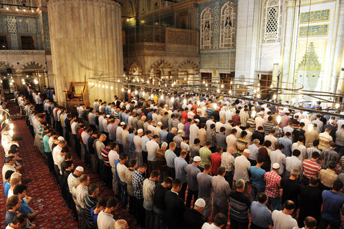 هل الأفضل صلاة التراويح مع جماعة المسجد أم الصلاة منفردا في البيت؟