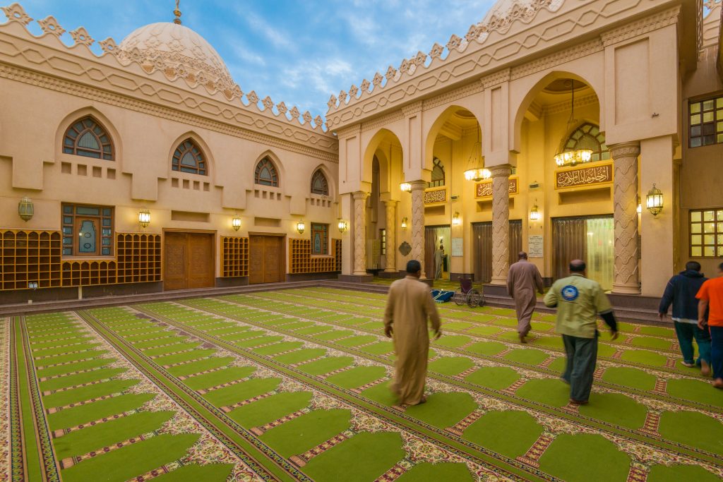 فضل المشي إلى المساجد والصلاة فيها