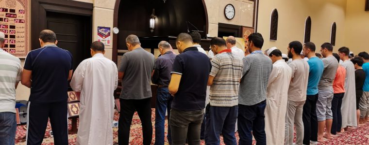 ما حكم توكيل أشخاص للأذان أو الصلاة من قبل الإمام؟