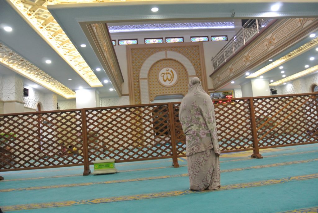 فصل مصلى النساء عن مصلى الرجال في المساجد