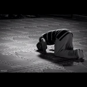 صورة لرجل يسجد أثناء الصلاة.