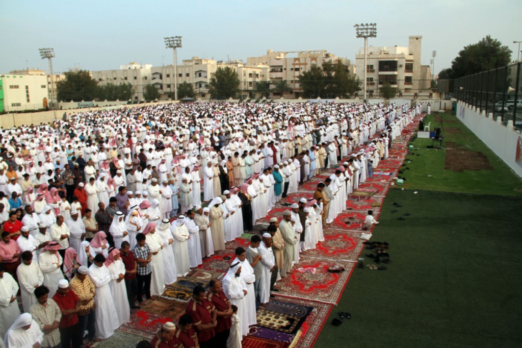 صورة لبعض المسلمين يؤدون صلاة العيد في الساحة.