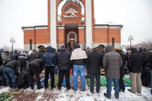 جماعة يؤدون الصلاة خارج المسجد - أحكام الصلاة في الشتاء