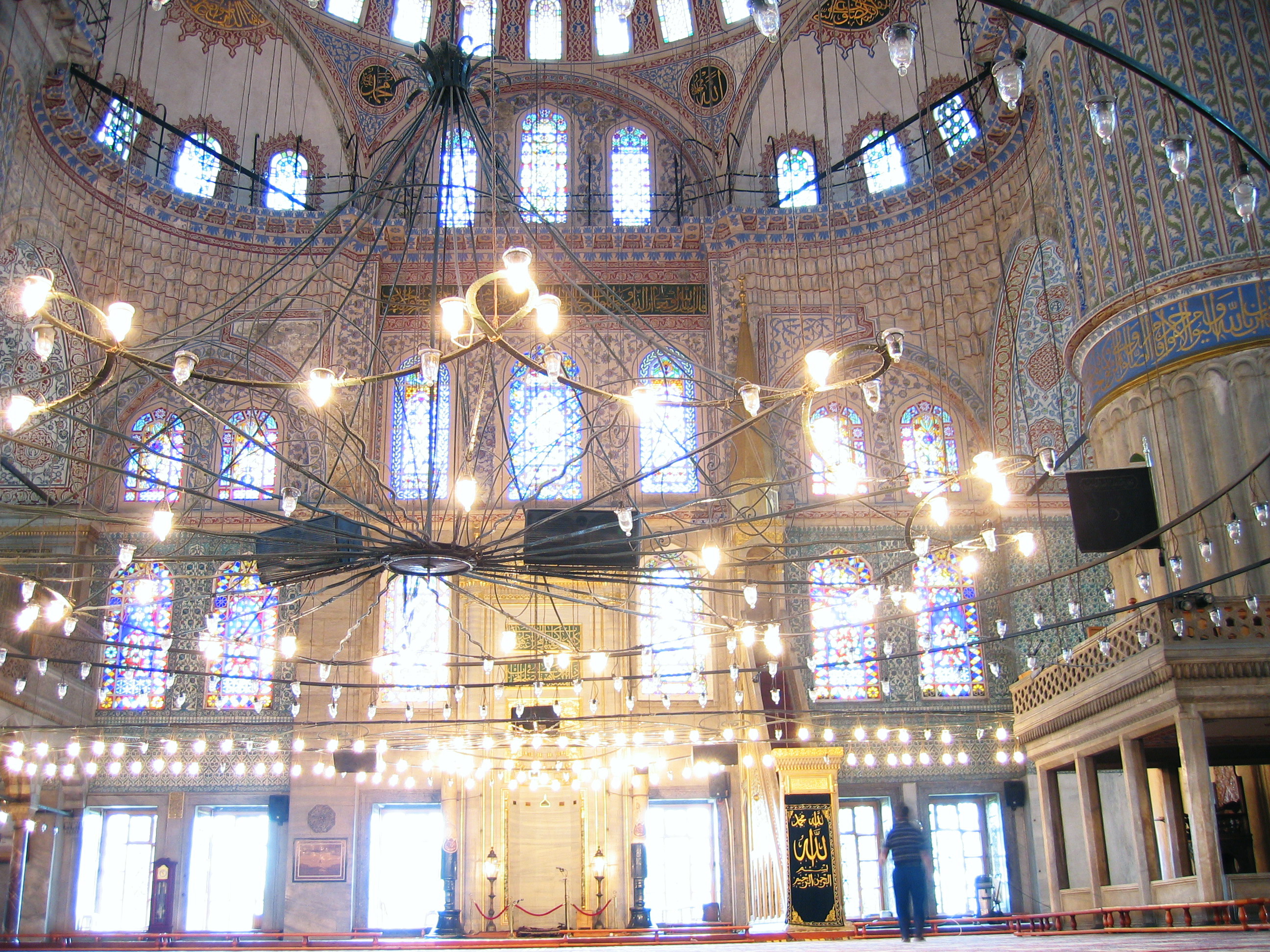 صورة من الداخل لمسجد السلطان أحمد بتركيا.