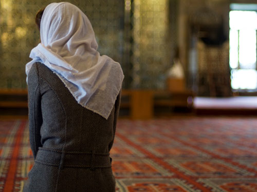 صورة لامرأة تصلي في المسجد.