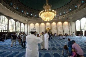 صورة من داخل المسجد وفيها بعض الناس.