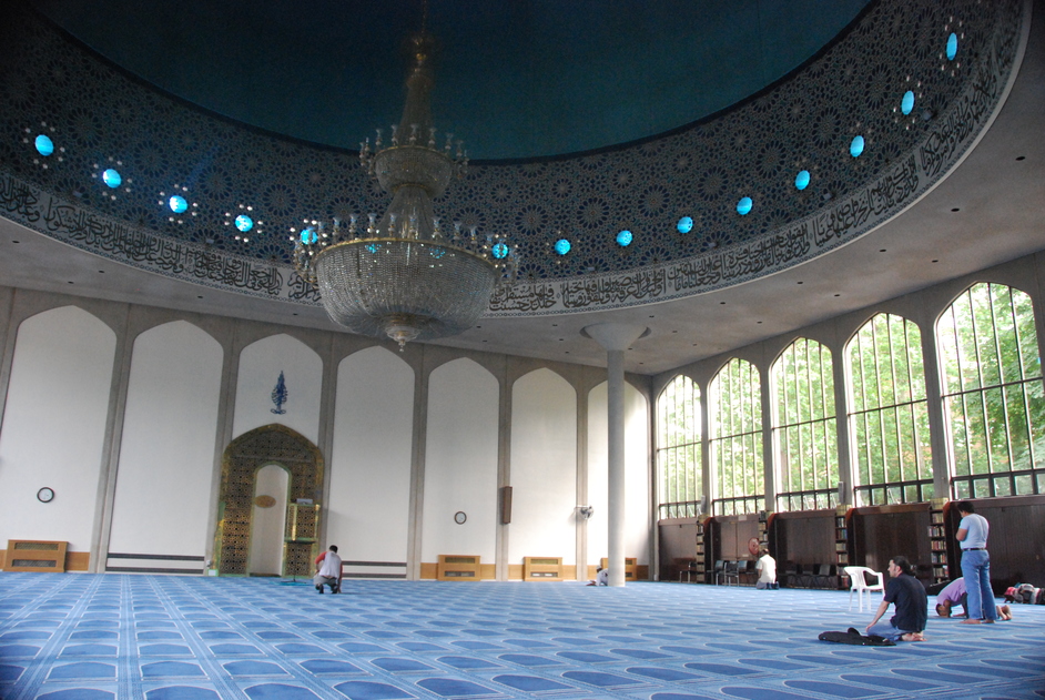 صورة من داخل مسجد وبعض الناس يؤدون الصلاة.