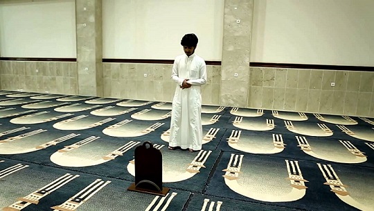 صورة لشخص يصلي.