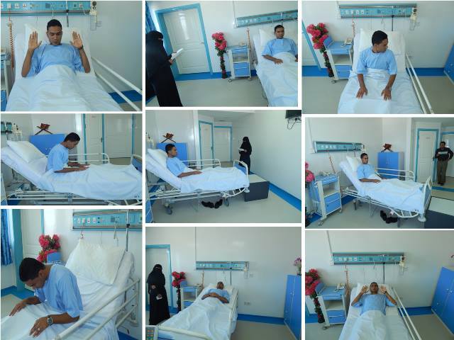 أحد النرضى يؤدي الصلاة من دخل المشفى وهو راقد على السرير.