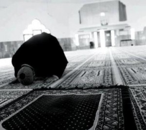 رجل يسجد أثناء الصلاة.