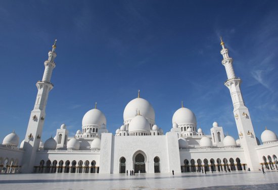 مسجد الشيخ زايد بالإمارات العربية المتحدة.
