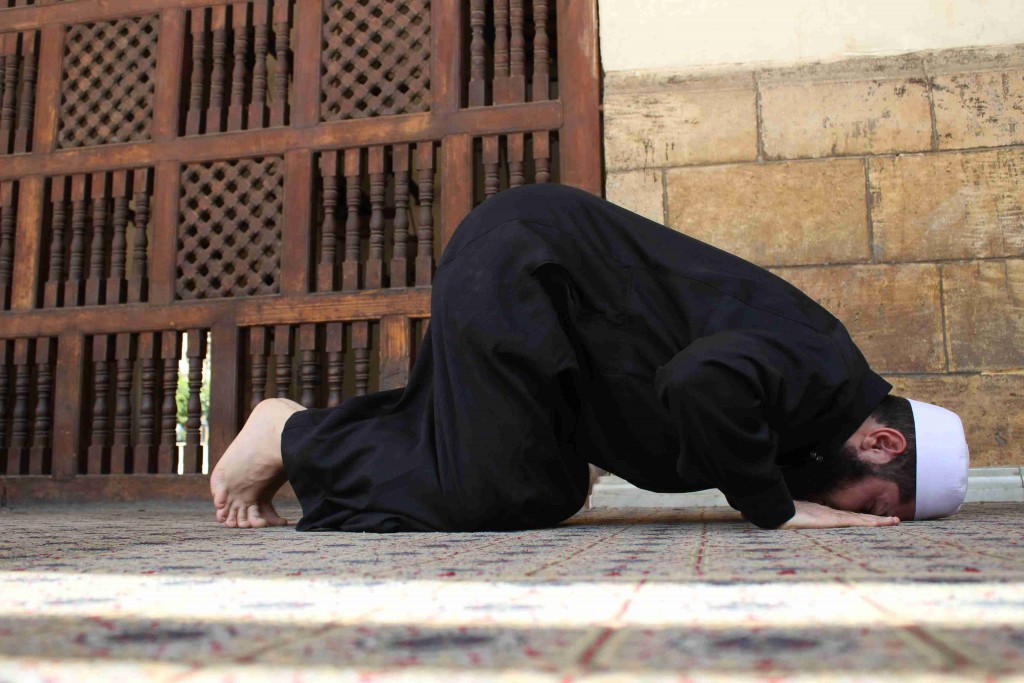 صورة لمسلم وهو ساجد في الصلاة.
